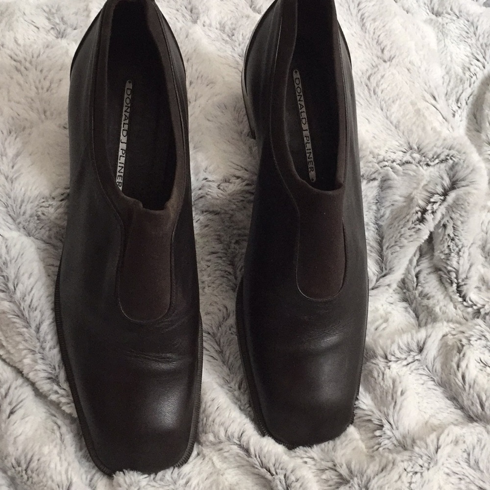 Donald J Pliner brown slip on flats